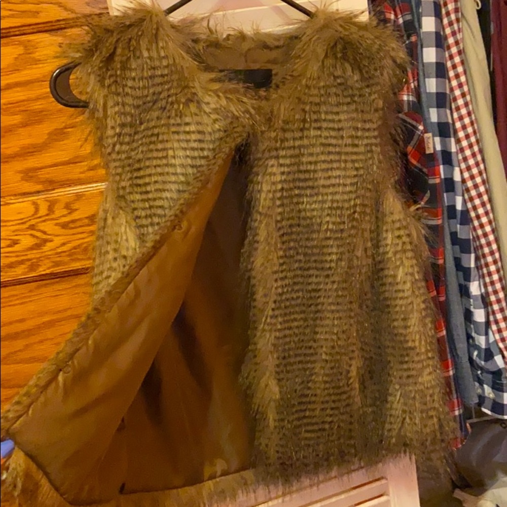 FUR VEST - Picture 2 of 3